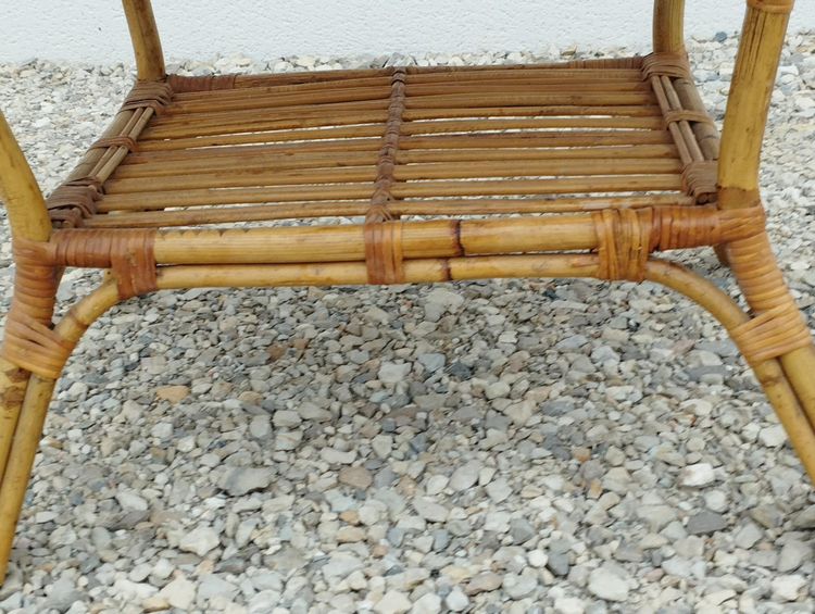 Tavolino in bambù e rattan con portariviste Costa Azzurra di metà secolo