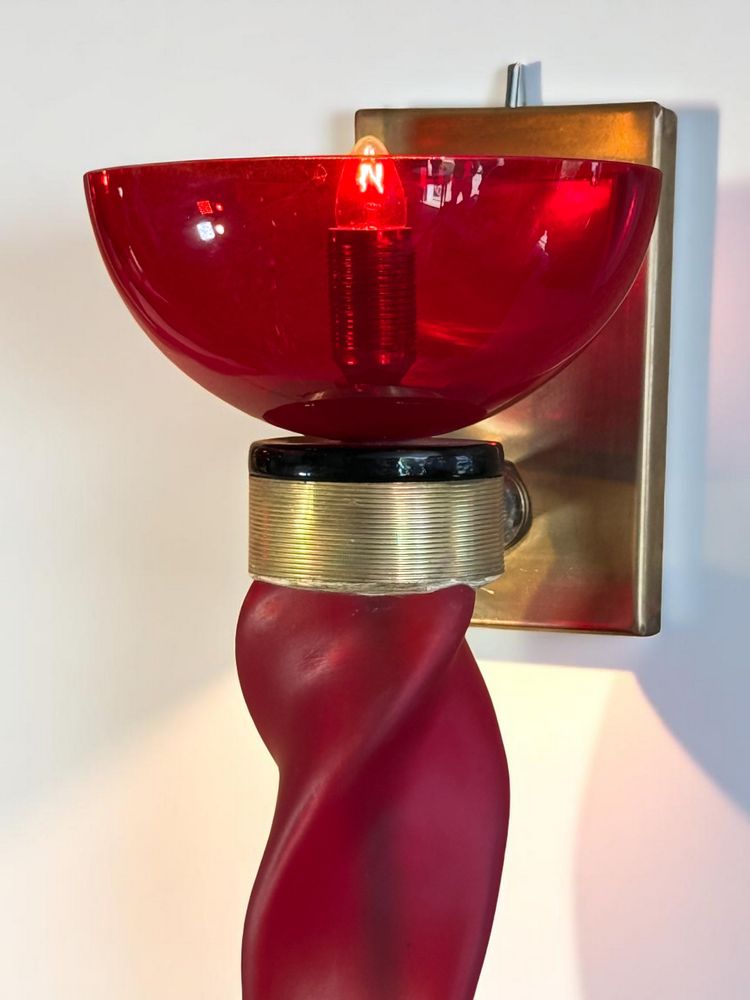 PAIRE D APPLIQUES TORCHERES MURANO EN VERRE TEINTÉ ROUGE ET LAITON DE 62 CM