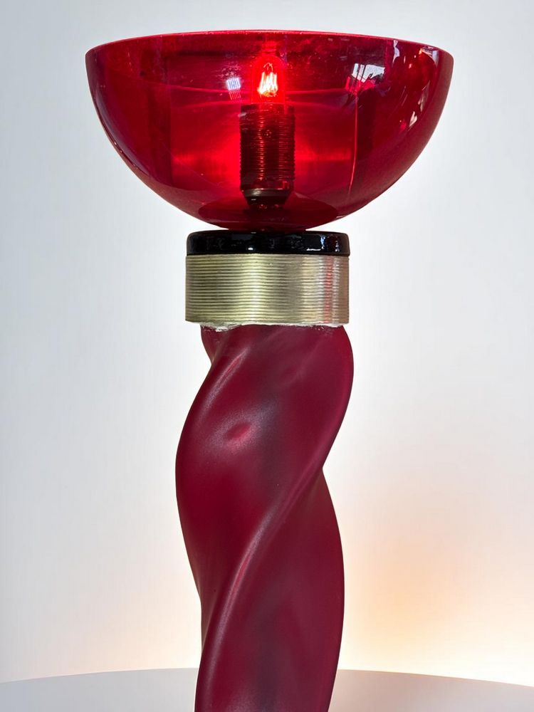 PAIRE D APPLIQUES TORCHERES MURANO EN VERRE TEINTÉ ROUGE ET LAITON DE 62 CM