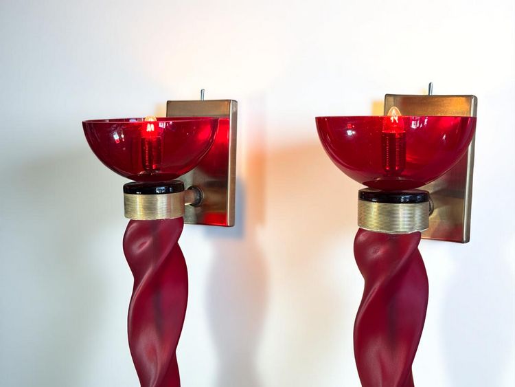 PAIRE D APPLIQUES TORCHERES MURANO EN VERRE TEINTÉ ROUGE ET LAITON DE 62 CM