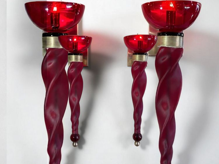 PAIRE D APPLIQUES TORCHERES MURANO EN VERRE TEINTÉ ROUGE ET LAITON DE 62 CM