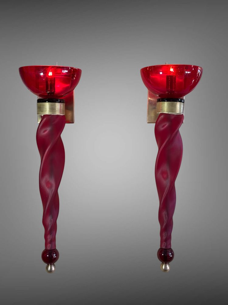 PAIRE D APPLIQUES TORCHERES MURANO EN VERRE TEINTÉ ROUGE ET LAITON DE 62 CM