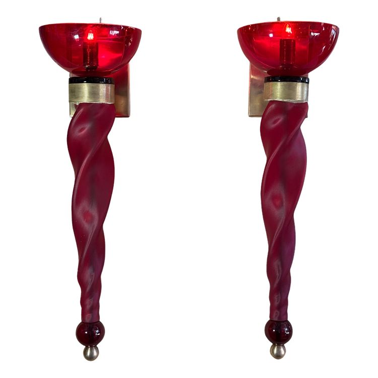 PAIRE D APPLIQUES TORCHERES MURANO EN VERRE TEINTÉ ROUGE ET LAITON DE 62 CM