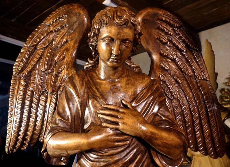 Grande paire d’anges ailés en adoration, XVIIIe siècle