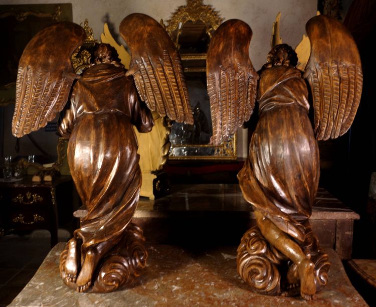 Grande paire d’anges ailés en adoration, XVIIIe siècle