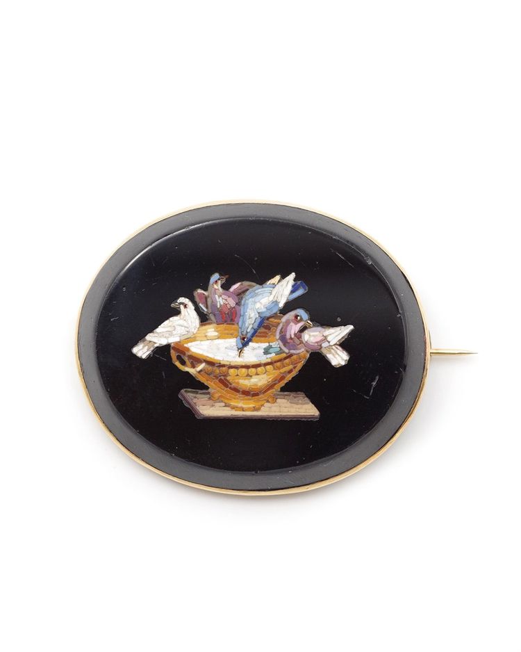 Spilla a micro mosaico e colomba in oro 18 carati, con colombe che bevono.
