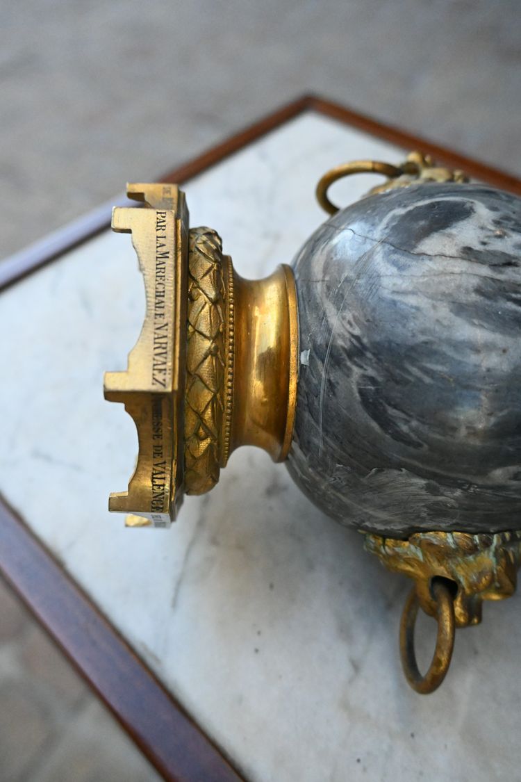 Coppia di vasi in marmo blu turchese , Luigi XVI, Duchesse de Beauffremont
