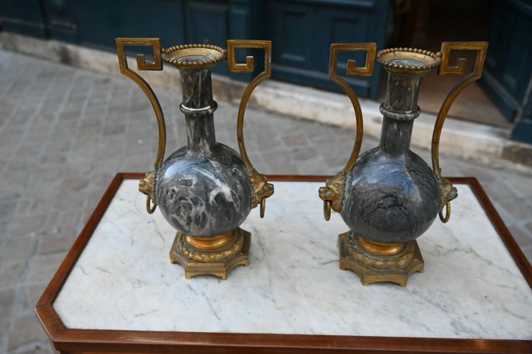 Coppia di vasi in marmo blu turchese , Luigi XVI, Duchesse de Beauffremont