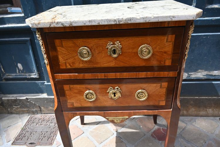 Petite commode estampillée de Bury d époque Louis XVI