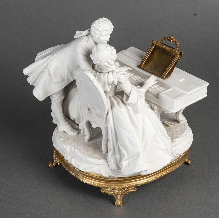 Une sculpture romantique en biscuit, fin XIXème siècle 