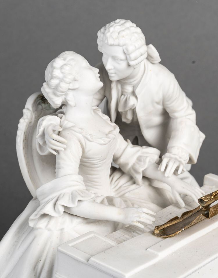 Une sculpture romantique en biscuit, fin XIXème siècle 