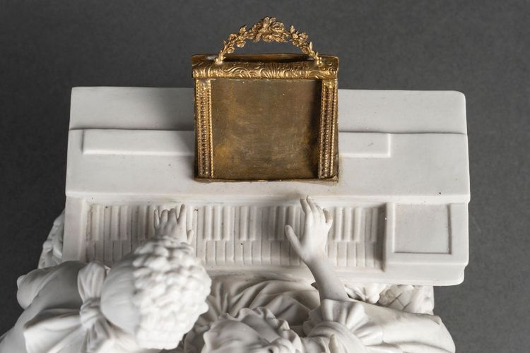 Une sculpture romantique en biscuit, fin XIXème siècle 