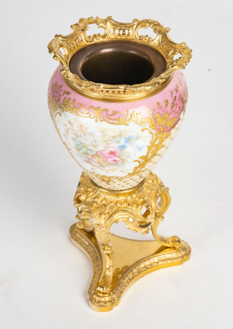 Un vase en porcelaine de Sévres, fin XIXème siècle 
