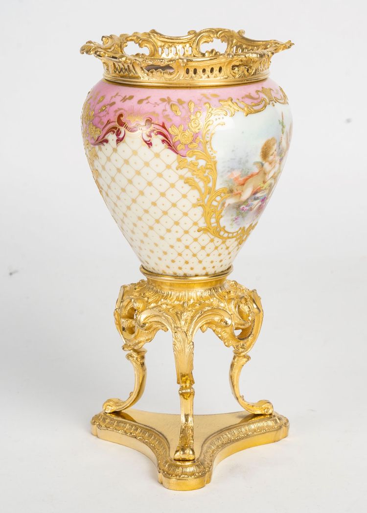 Un vase en porcelaine de Sévres, fin XIXème siècle 