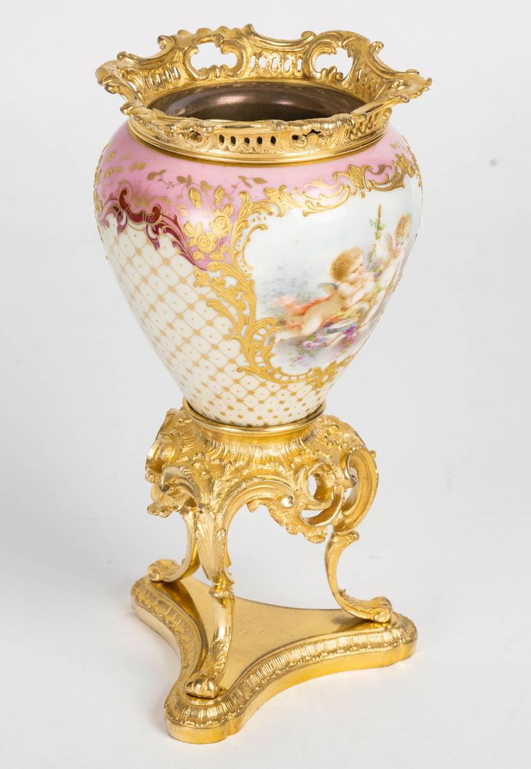 Un vase en porcelaine de Sévres, fin XIXème siècle 