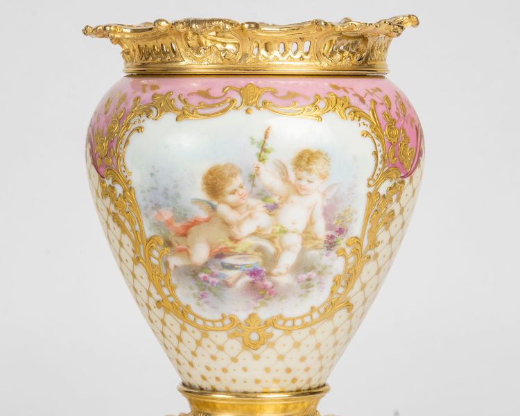 Un vase en porcelaine de Sévres, fin XIXème siècle 