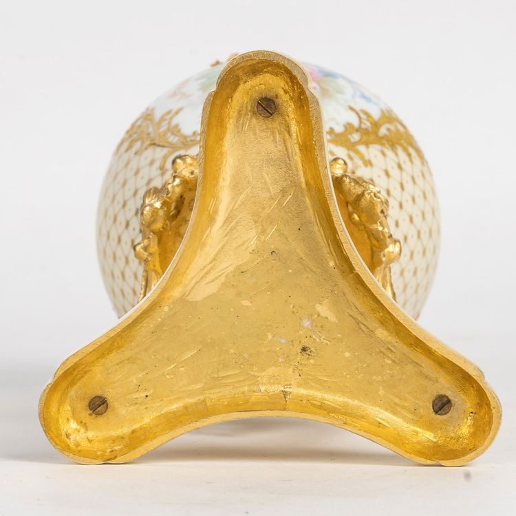 Un vase en porcelaine de Sévres, fin XIXème siècle 