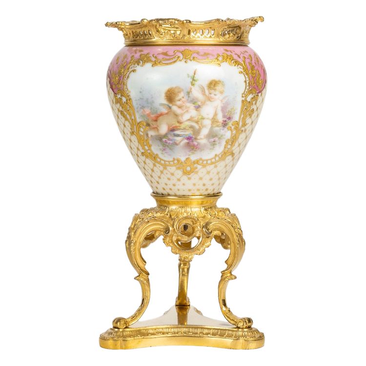 Un vase en porcelaine de Sévres, fin XIXème siècle 