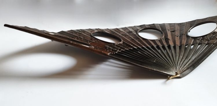Antica cornice l'eventaille in bronzo giapponese del XIX secolo