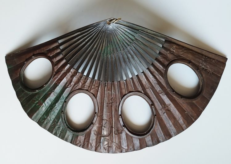 Antica cornice l'eventaille in bronzo giapponese del XIX secolo