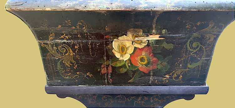 Jardinière XIX aus bemaltem Holz, Dekor mit Blumen und exotischen Vögeln