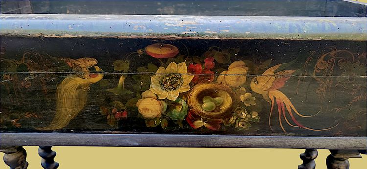 Jardinière XIX aus bemaltem Holz, Dekor mit Blumen und exotischen Vögeln