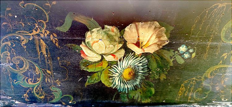 Jardinière XIX aus bemaltem Holz, Dekor mit Blumen und exotischen Vögeln