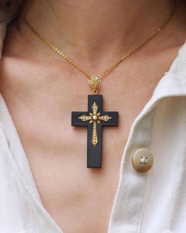 Kreuzanhänger Onyx und Perlen aus 18k Gold, altes Souvenirkreuz, Second Empire, Napoleon III.