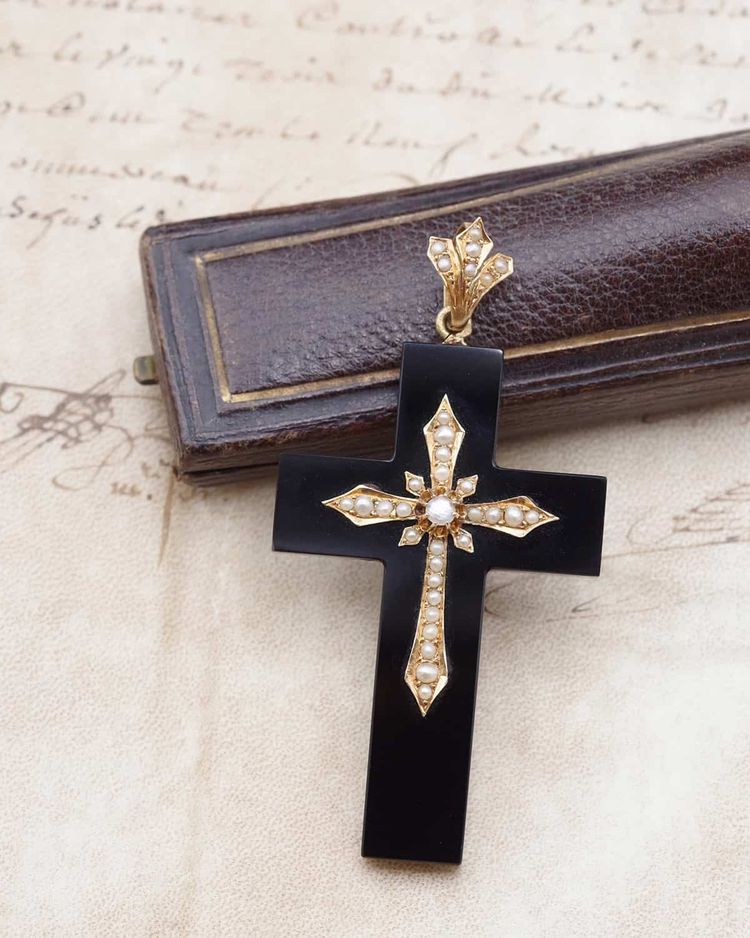 Kreuzanhänger Onyx und Perlen aus 18k Gold, altes Souvenirkreuz, Second Empire, Napoleon III.
