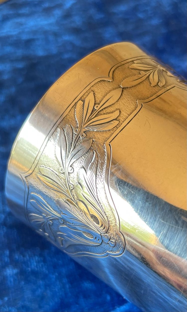 Floral frieze tumbler.