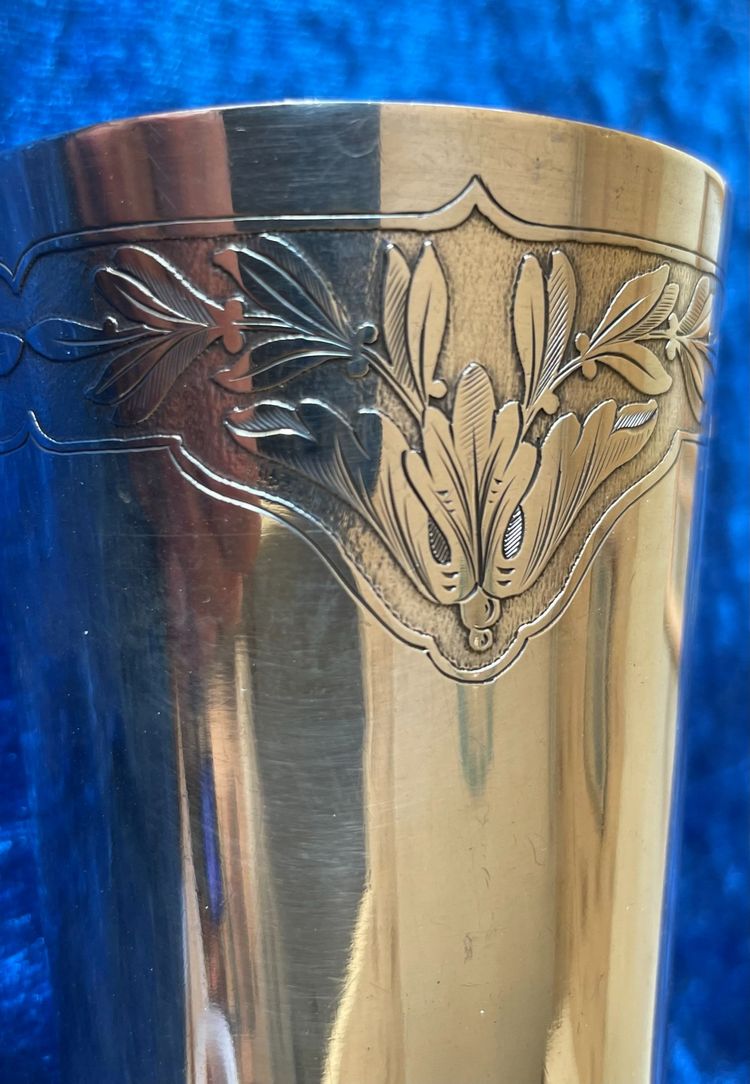 Floral frieze tumbler.