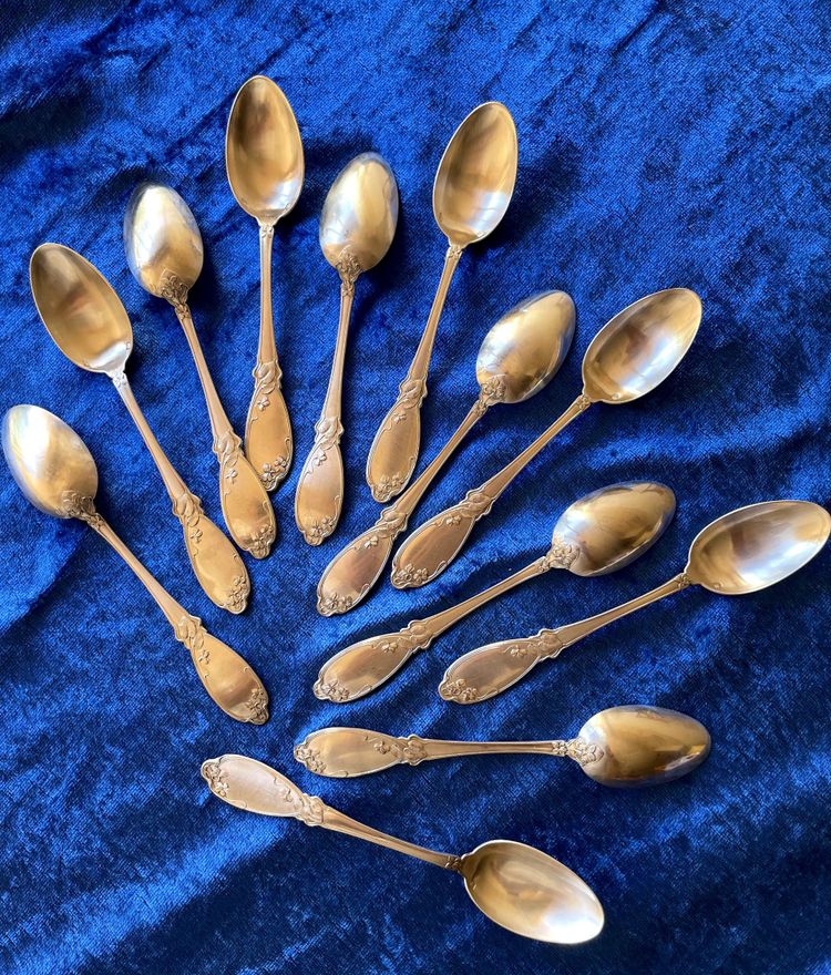 12 art nouveau teaspoons.