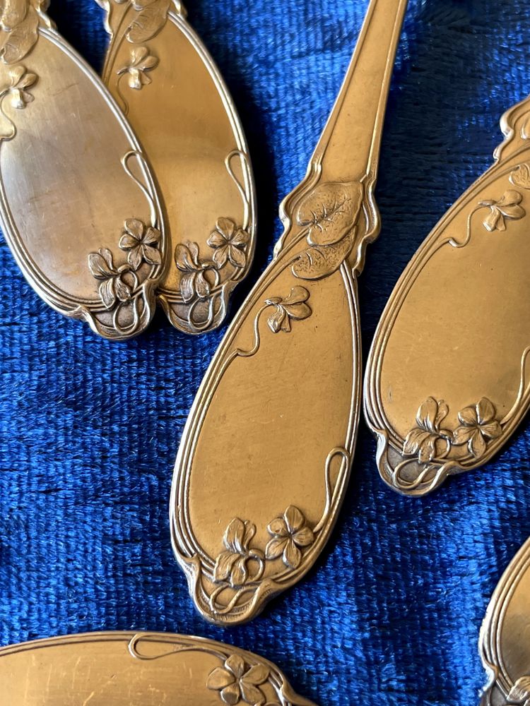 12 art nouveau teaspoons.