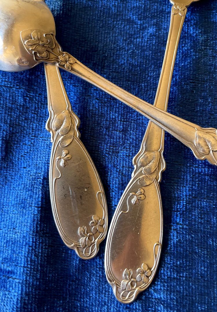 12 art nouveau teaspoons.