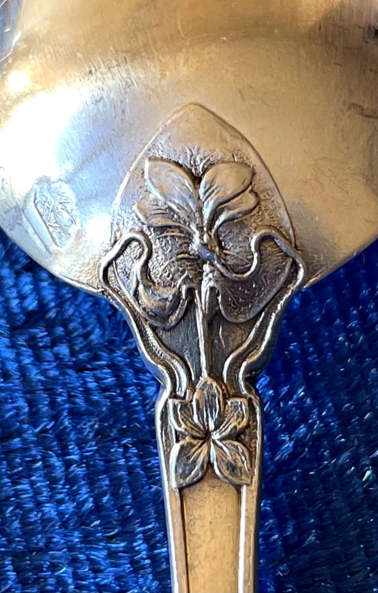 12 art nouveau teaspoons.