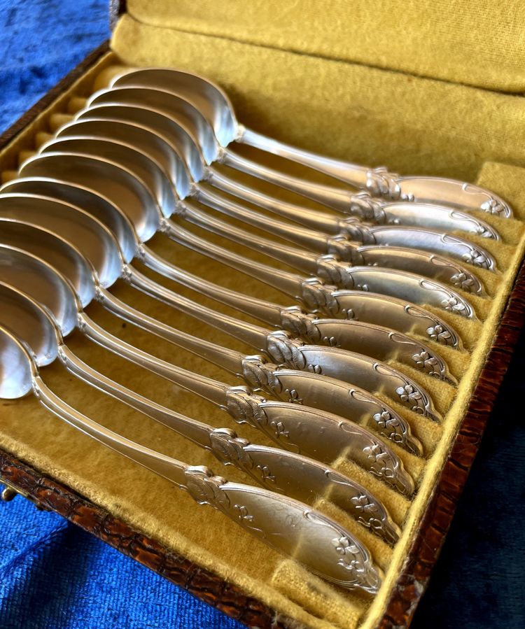 12 art nouveau teaspoons.