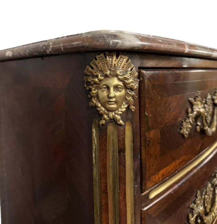 Cassettone di epoca Regency del XVIII secolo in intarsio e giunchi di rame