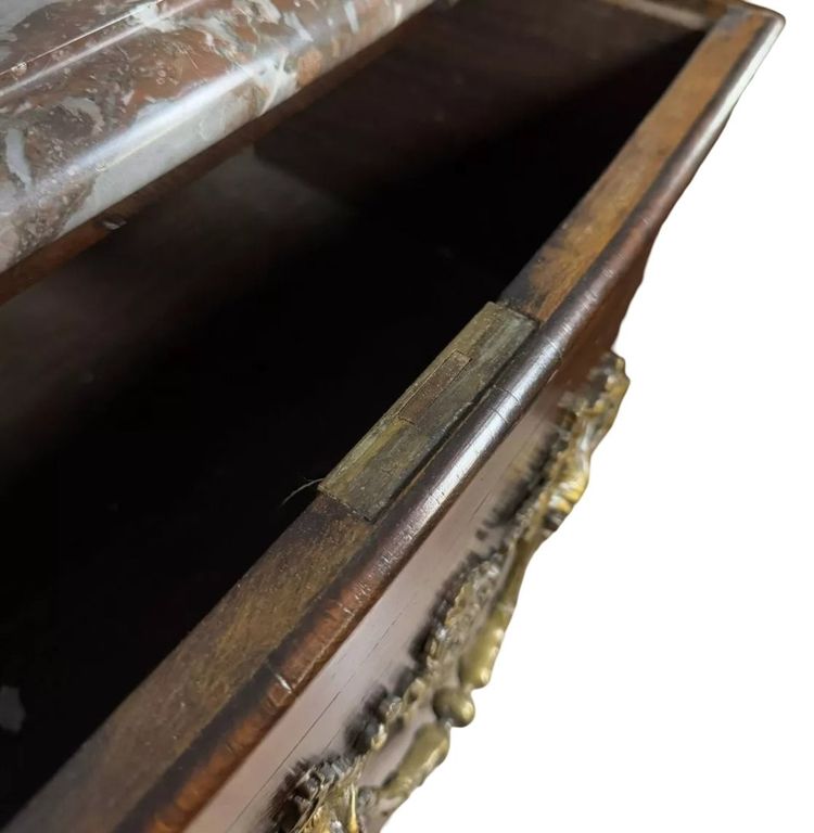 Cassettone di epoca Regency del XVIII secolo in intarsio e giunchi di rame