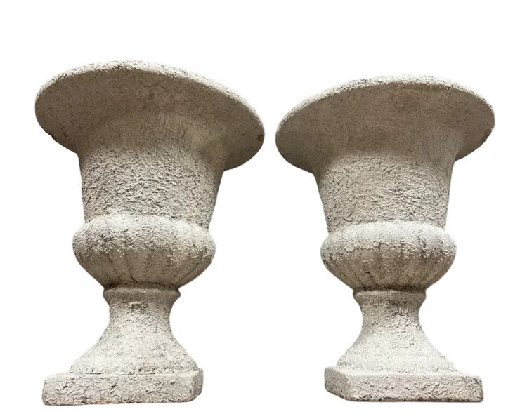 Paire de grands vases Médicis en pierre reconstituée époque début XXème