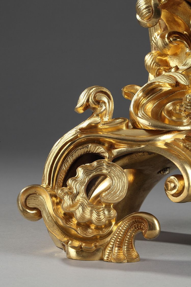 Pendule de style Rocaille en bronze doré, ornée d'un Amour dans une coquille