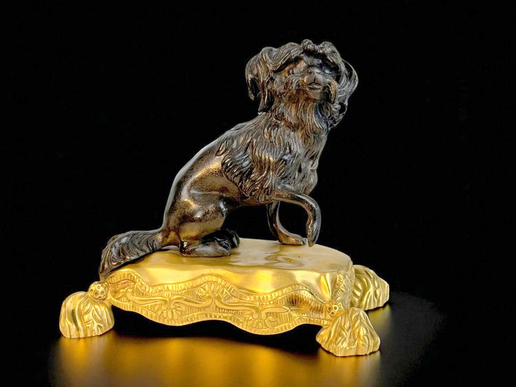 D'APRES JACQUES CAFFIÉRI 1678-1755 /CHIEN EN BRONZE PATINÉ SUR SOCLE EN  BRONZE DORÉ