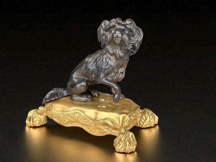 D'APRES JACQUES CAFFIÉRI 1678-1755 /CHIEN EN BRONZE PATINÉ SUR SOCLE EN  BRONZE DORÉ
