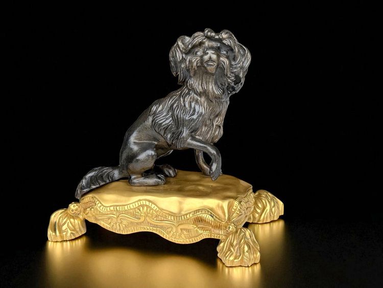 D'APRES JACQUES CAFFIÉRI 1678-1755 /CHIEN EN BRONZE PATINÉ SUR SOCLE EN  BRONZE DORÉ