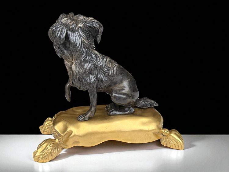 D'APRES JACQUES CAFFIÉRI 1678-1755 /CHIEN EN BRONZE PATINÉ SUR SOCLE EN  BRONZE DORÉ