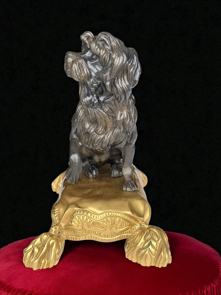 D'APRES JACQUES CAFFIÉRI 1678-1755 /CHIEN EN BRONZE PATINÉ SUR SOCLE EN  BRONZE DORÉ