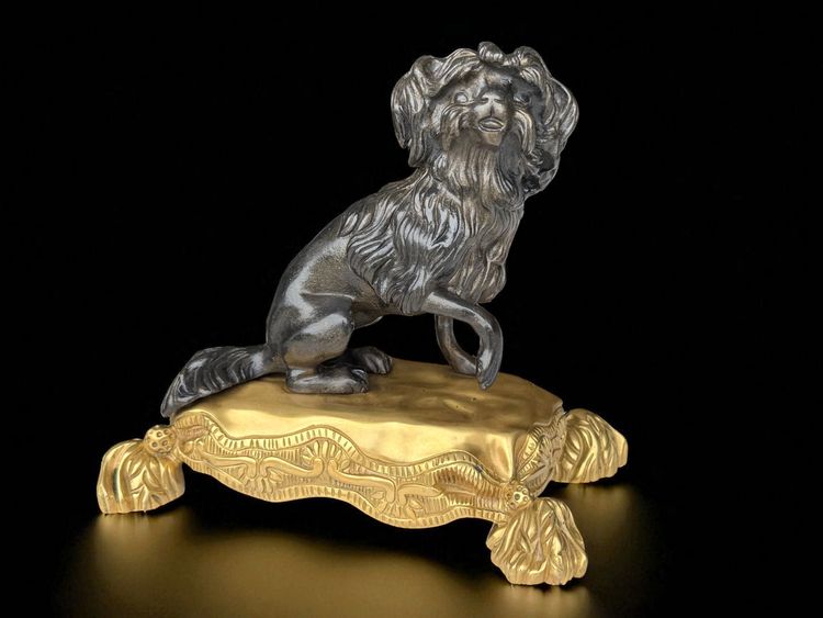 D'APRES JACQUES CAFFIÉRI 1678-1755 /CHIEN EN BRONZE PATINÉ SUR SOCLE EN  BRONZE DORÉ