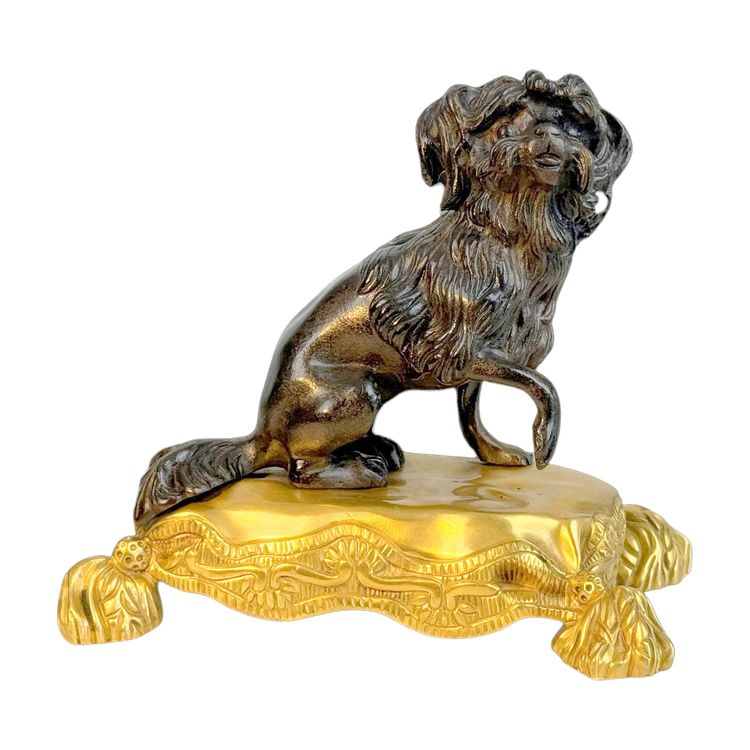 D'APRES JACQUES CAFFIÉRI 1678-1755 /CHIEN EN BRONZE PATINÉ SUR SOCLE EN  BRONZE DORÉ