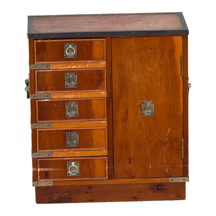 Doll cabinet
