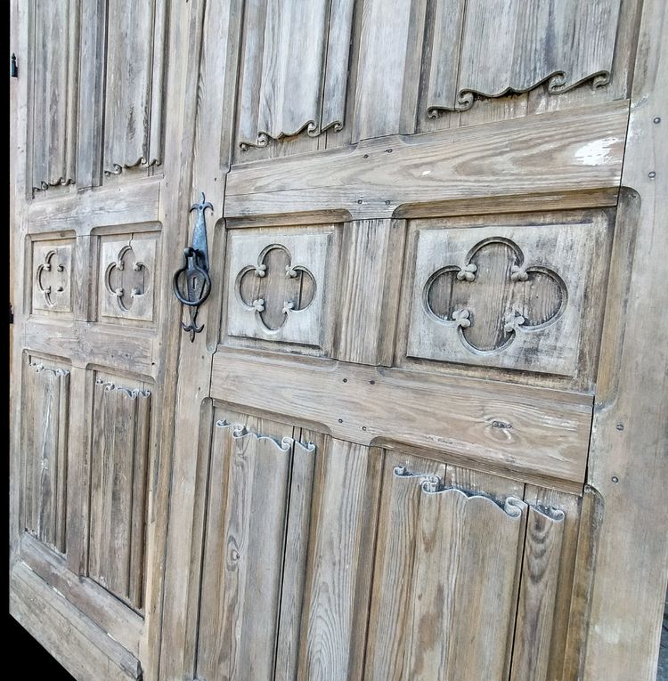 Antica porta a due battenti del XIX secolo gotica con pieghe a tovagliolo in legno