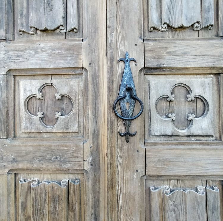 Antica porta a due battenti del XIX secolo gotica con pieghe a tovagliolo in legno